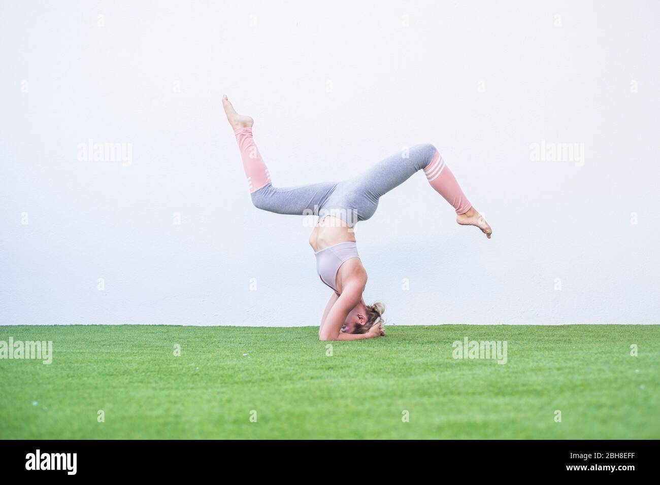 Posizione perfetta di allenamento yoga pilates per donna caucasica forte giovane - gente millenaria che vive con uno stile di vita sano perfetto senza più peso - bella danza di allenamento per la donna Foto Stock