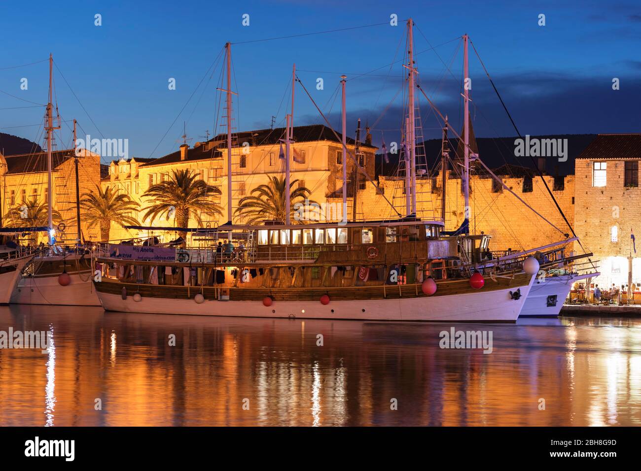 Altstadt und Hafen von Trogir, Unesco Weltkulturerbe, Dalmazia, Kroatien Foto Stock