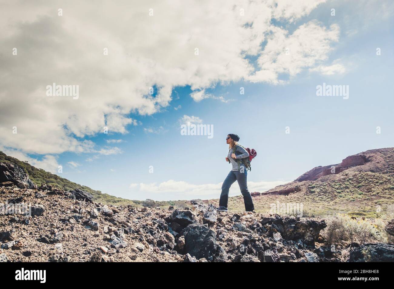 Bella giovane donna caucasica escursione e fare attività di trekking in montagna godendo libertà attività di svago all'aperto da solo esplorare il mondo - viaggio e avventura sano stile di vita concetto Foto Stock