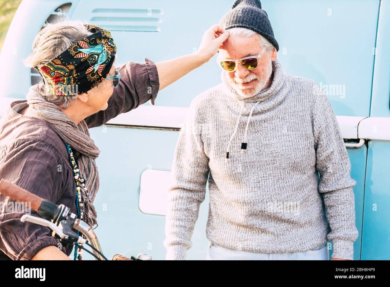 Pensionato felice gente concetto di viaggiatore - uomo e donna matura caucasica si prendono cura di se stessi e godere la coppia - vita reale stile di vita attività di svago all'aperto Foto Stock