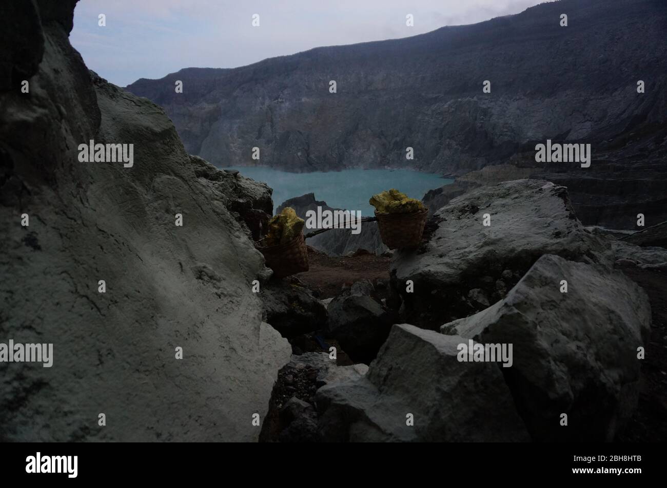 Lo zolfo è un elemento chimico, lo zolfo è un elemento non metallico che non ha sapore, nella sua forma originale è un solido cristallino giallo. Foto Stock