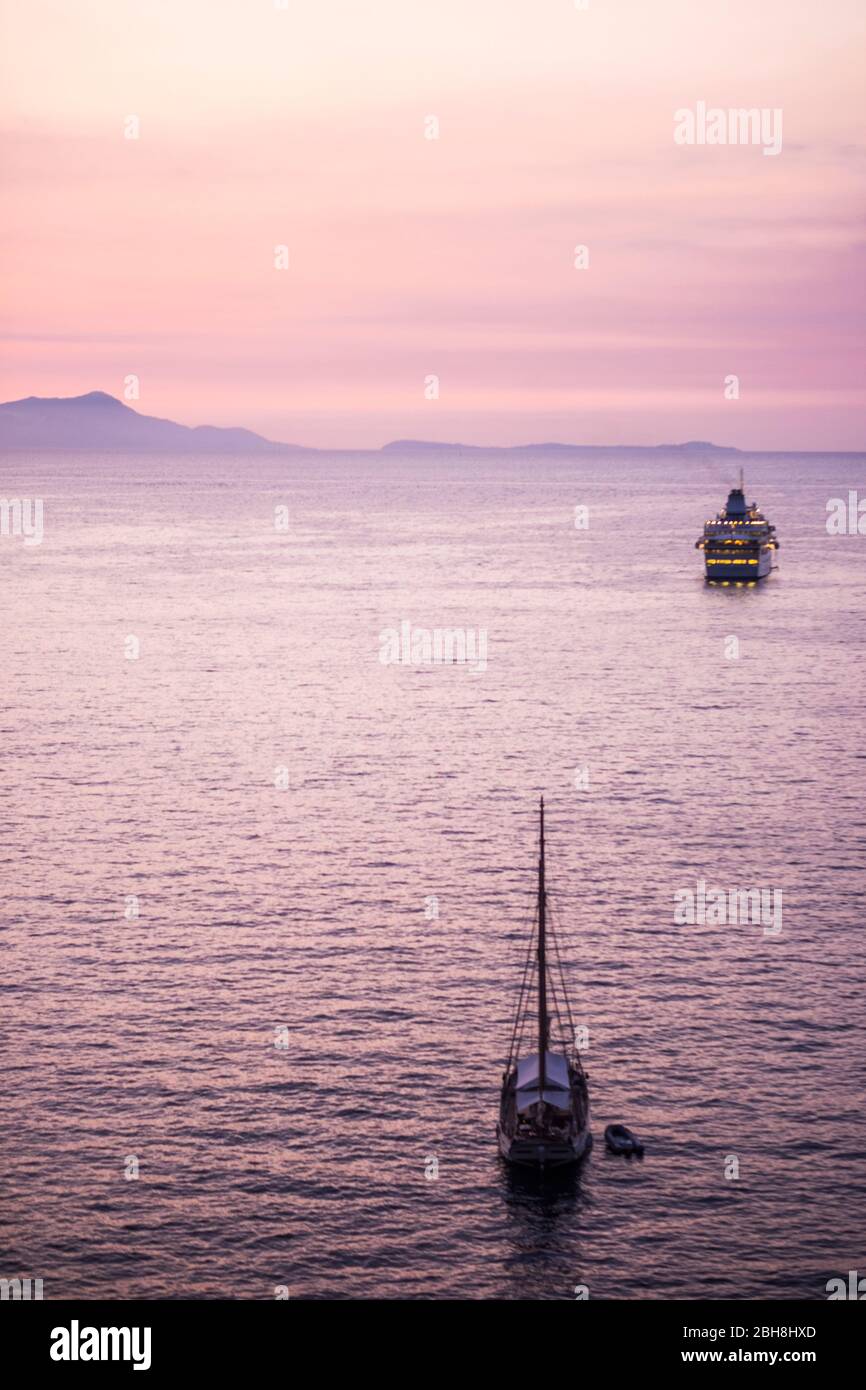 Crociera turistica in barca nel mezzo di un mare tranquillo dopo il tramonto con un bel cielo rosa per tutti i viaggiatori vagare per viaggiare e godere la vacanza lontano casa Foto Stock