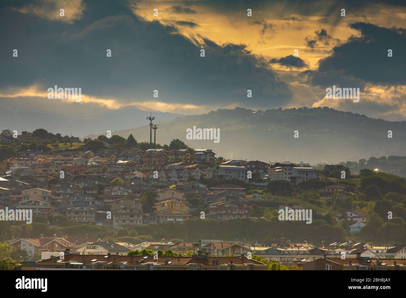 Idilliaco paesaggio collinare con case e cielo nuvoloso al tramonto. Montesilvano, Italia. Foto Stock