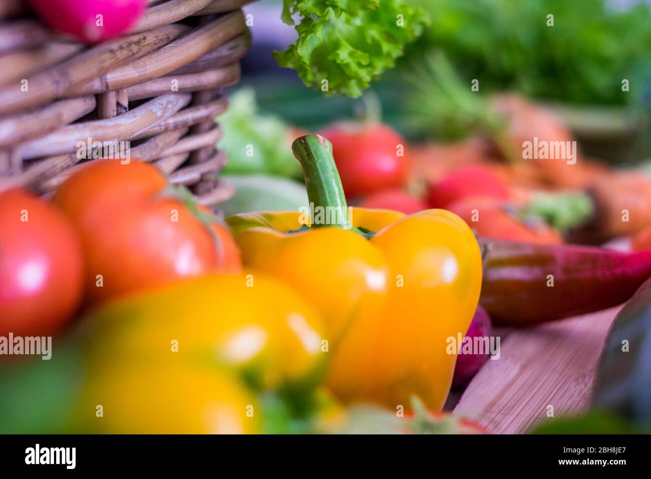 misto di verdure colorate pronte per cucinare o per essere mangiate fresche da terra. sfondo colorato per uno stile di vita sano Foto Stock
