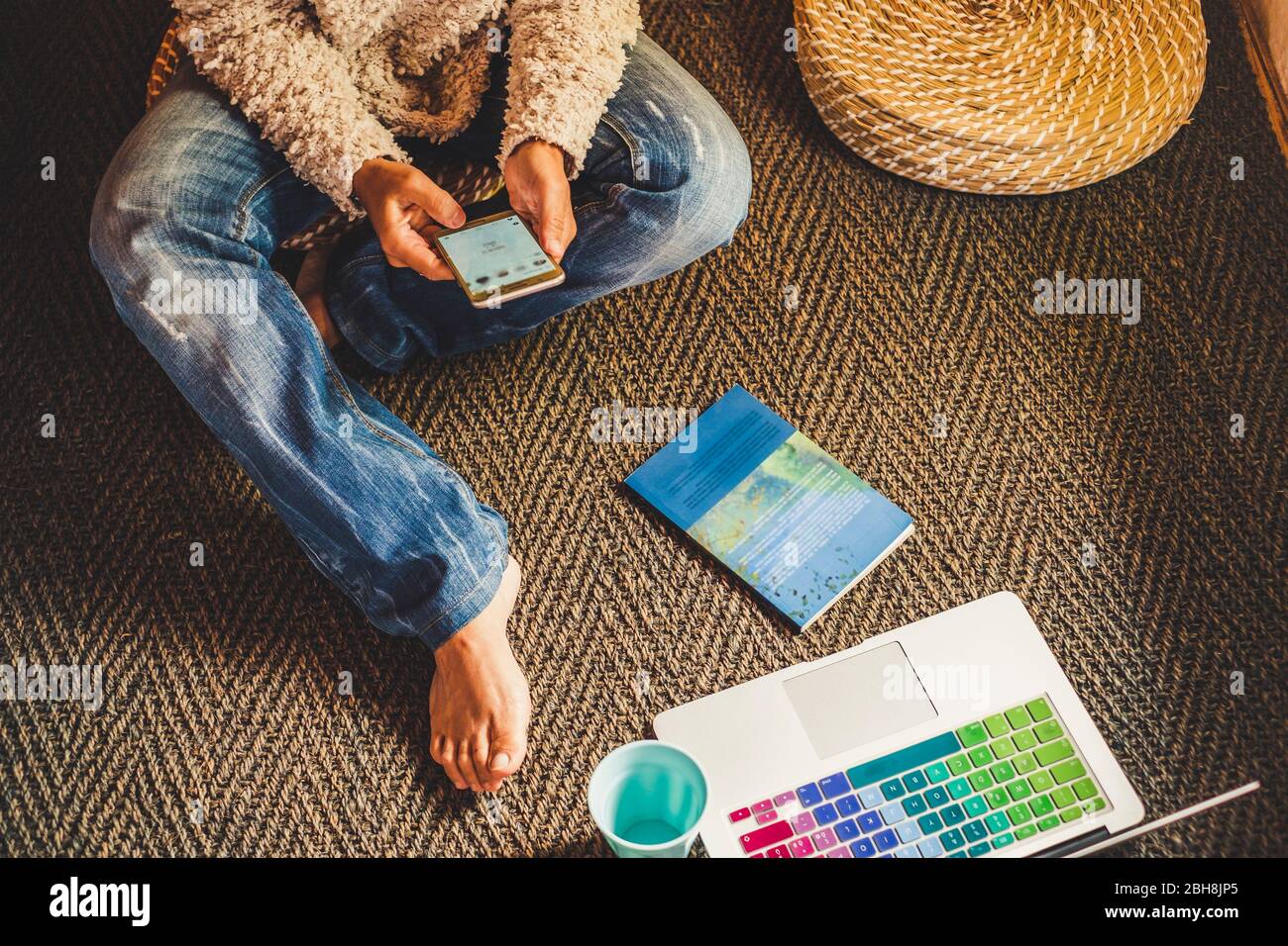 Tecnologia e dispositivi moderni concetto di telefono e laptop con la donna che utilizza cellulare e notebook a casa - persone internet social addicted o al lavoro fuori ufficio in modalità libera freelance Foto Stock