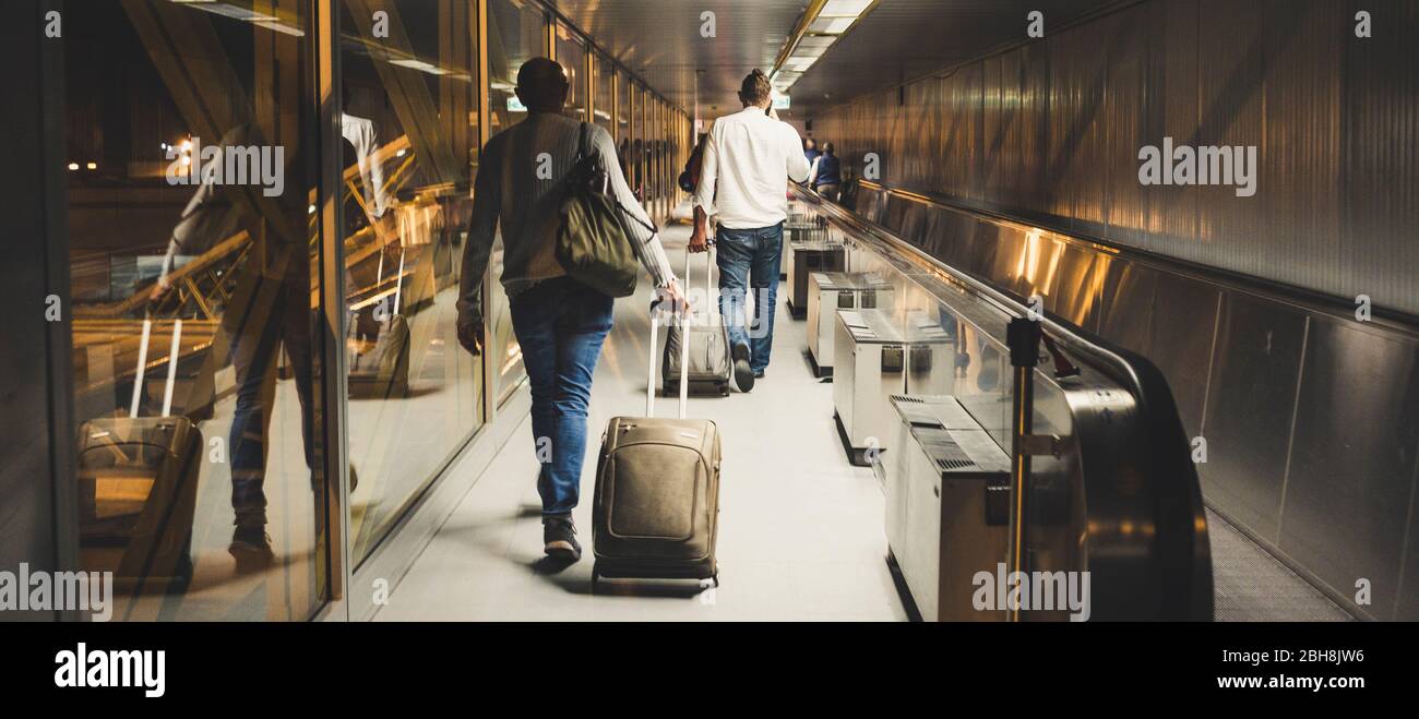 Persone i viaggiatori in aeroporto sono pronti a volare o sono appena arrivati alla nuova destinazione. Concetto di viaggio di lavoro o di lavoro per persone miste che si spostano all'interno del cancello Foto Stock
