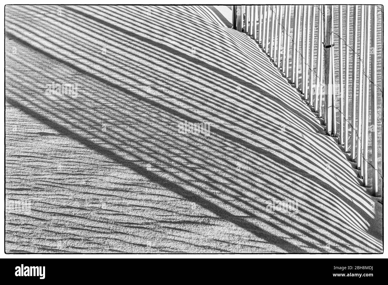 Stati Uniti d'America, New England, Massachusetts, Nantucket Island, Madaket, Madaket Beach, recinto di sabbia e ombre Foto Stock