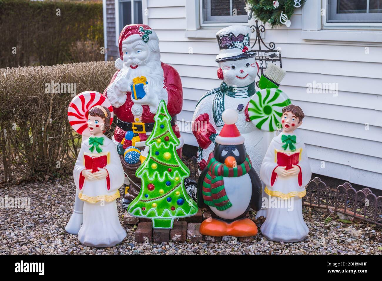 USA, New England, Massachusetts, Cape Cod, Provincetown, esposizione natalizia con pinguino di Natale Foto Stock