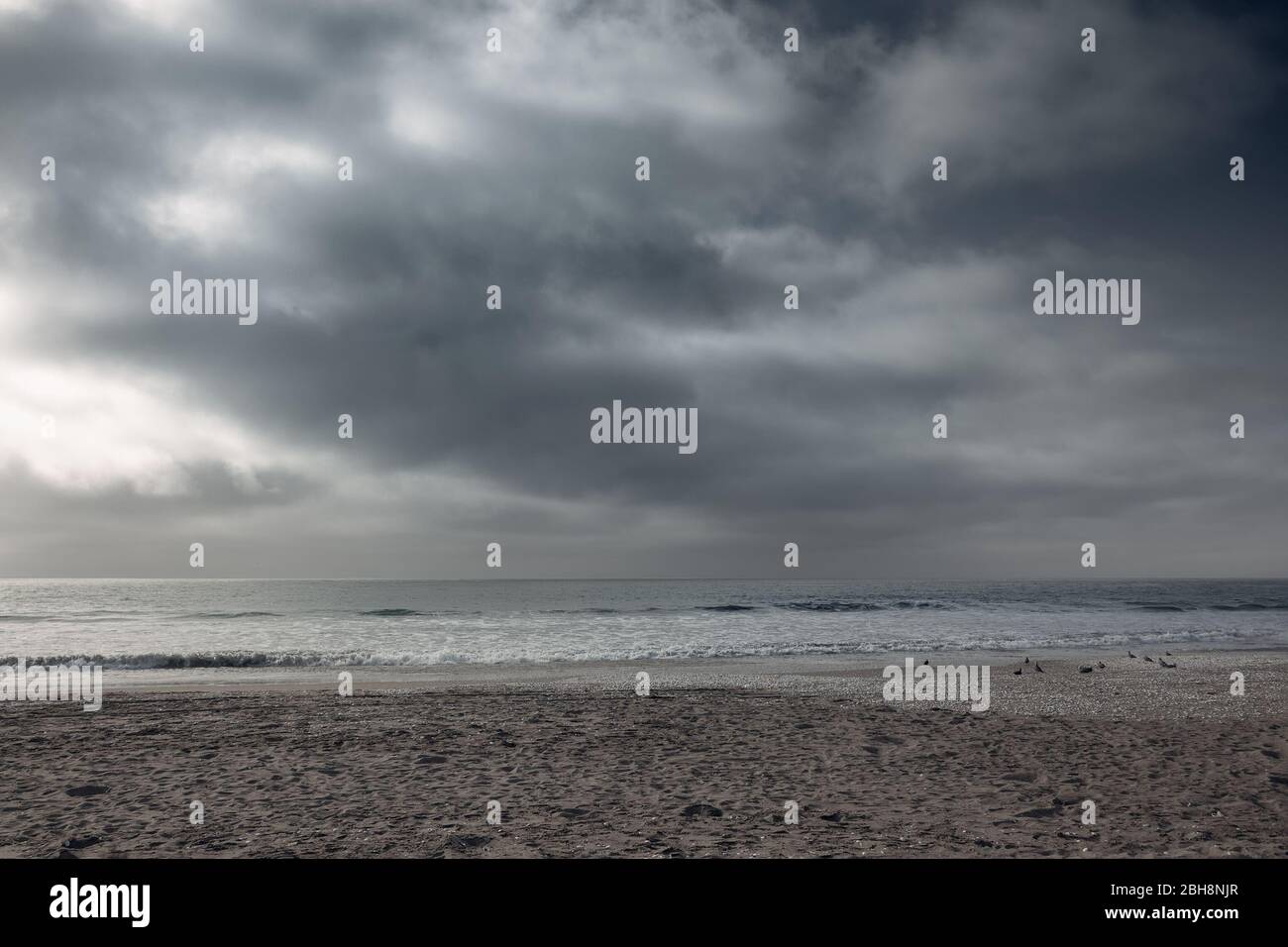 Spiaggia dell'oceano Pacifico durante il tempo brutto in Cile Foto Stock