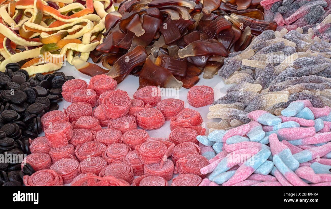 LONDRA, Regno Unito - 06 MAGGIO 2019: Primo piano di dolci alla pasticceria vecchio stile presso un mercato alimentare a Paddington Foto Stock