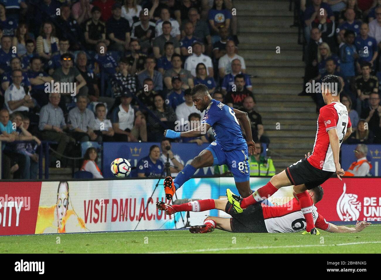 LEICESTER, INGHILTERRA Wesley Hoedt e Maya Yoshida di Southampton tentano di impedire un colpo da Kelechi Iheanacho della città di Leicester durante la partita della Premier League tra Leicester City e Southampton al King Power Stadium, Leicester, giovedì 19 aprile 2018. (Credit: Mark Fletcher | MI News) Foto Stock