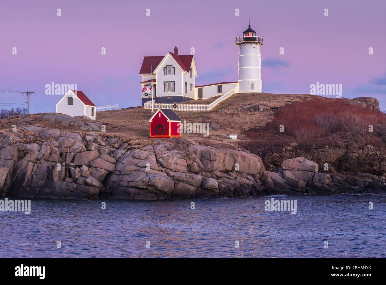 Stati Uniti d'America, Maine, York Beach, Nubble Luce faro, crepuscolo Foto Stock