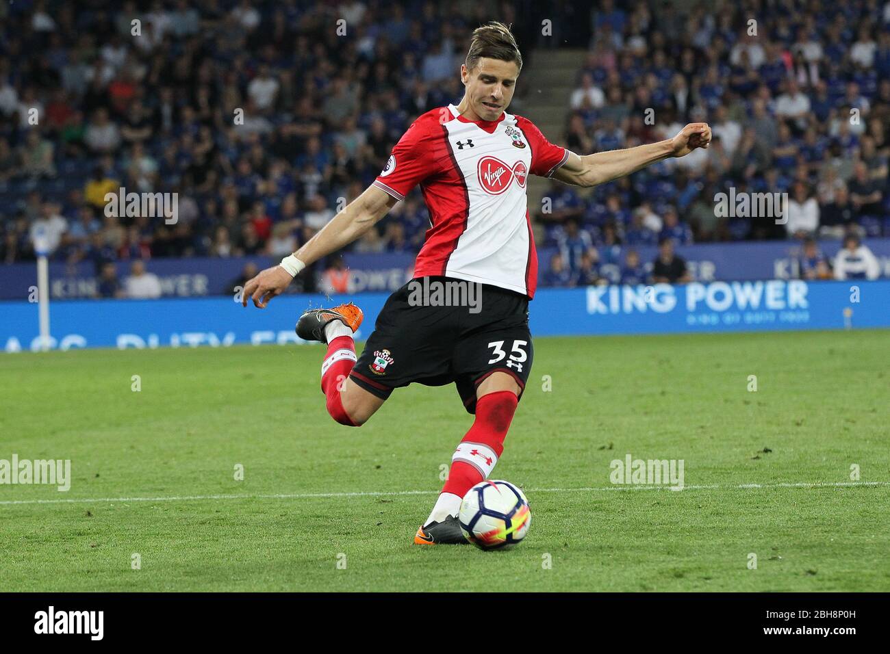 LEICESTER, INGHILTERRA Jan Bednerek di Southampton durante la partita della Premier League tra Leicester City e Southampton al King Power Stadium di Leicester, giovedì 19 aprile 2018. (Credit: Mark Fletcher | MI News) Foto Stock