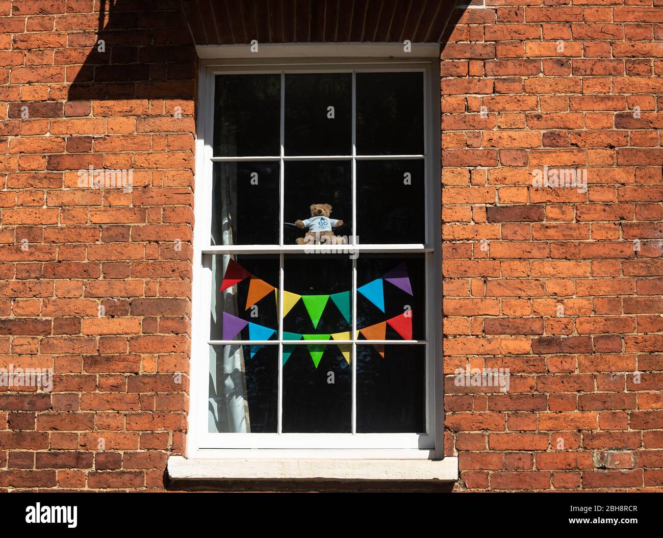 24 Aprile Banbury, Oxfordshire, UK . Le case di Banbury mostrano immagini di arcobaleni, simbolo di speranza in tempi bui, che rappresentano gratitudine e grazie al personale NHS e a tutti i principali lavoratori per il loro servizio durante la pandemia del coronavirus. Credit Bridget Catterall/Alamy Live News Foto Stock