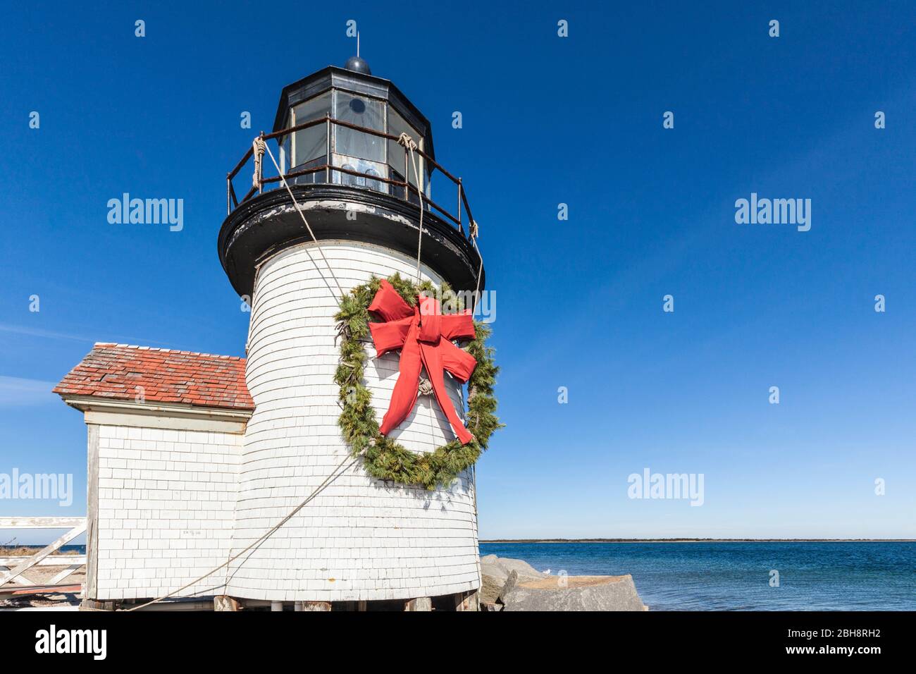 USA, New England, Massachusetts, Nantucket Island, Nantucket Town, Brent Point Lighthouse con una corona di Natale Foto Stock