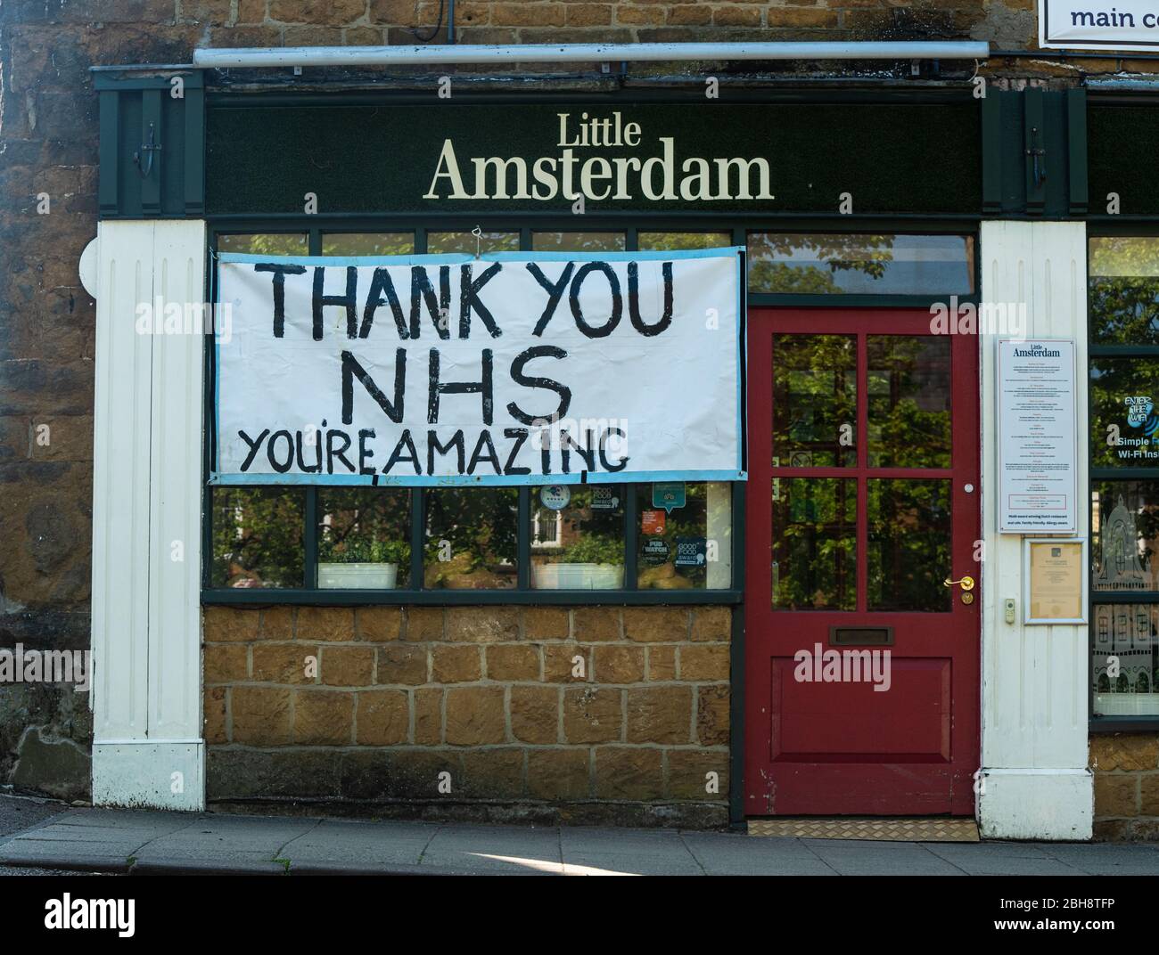 24 Aprile 2020. Banbury, Oxfordshire, Regno Unito. Messaggi di apprezzamento, di ringraziamento e di sostegno verso i lavoratori del NHS esposti nella finestra di un'azienda vicina all'ospedale. Grazie NHS Credit: Bridget Catterall Alamy Live News Foto Stock