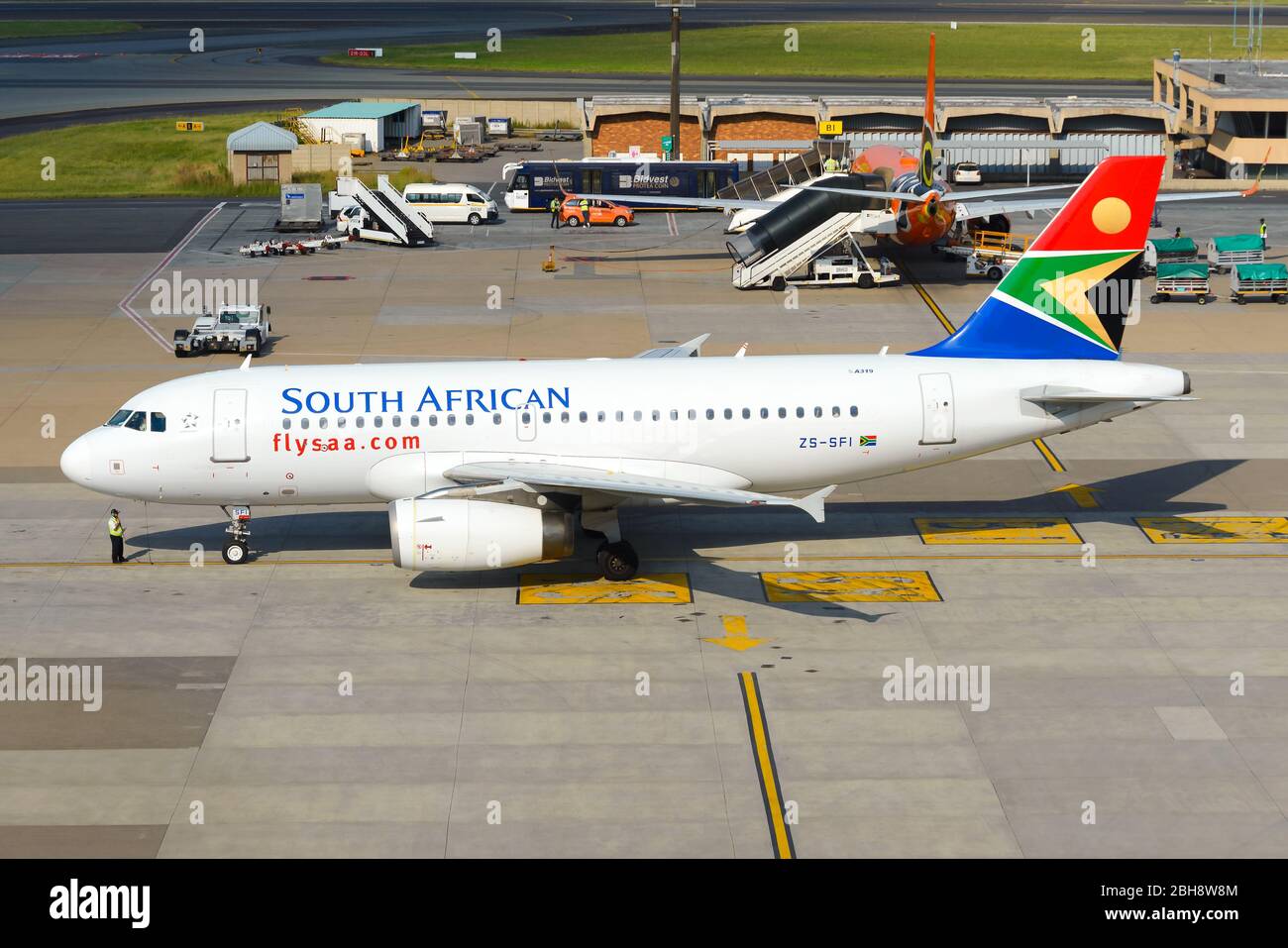 South African Airways Airbus A319 tassando all'Aeroporto Internazionale O. R. Tambo. L'aereo era utilizzato principalmente per voli nazionali e registrato come ZS-SFI Foto Stock