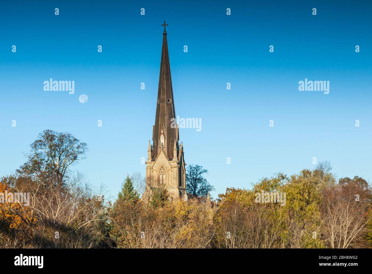 Canada, New Brunswick, Central New Brunswick, Fredericton, Christ Church Cathedral, esterno con luna piena Foto Stock
