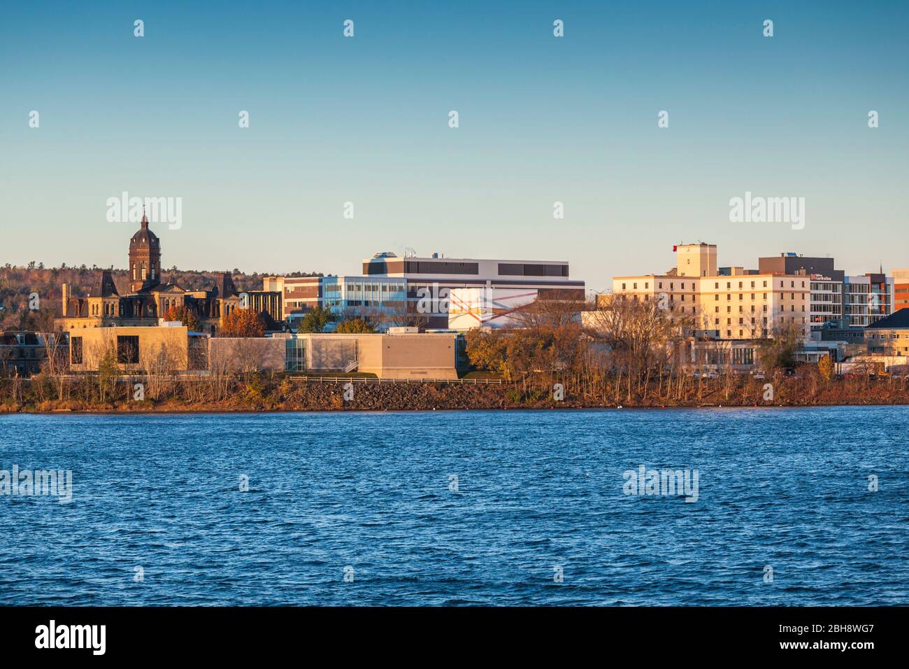 Canada, New Brunswick, New Brunswick, Fredericton, skyline della città dal fiume Saint John, alba Foto Stock