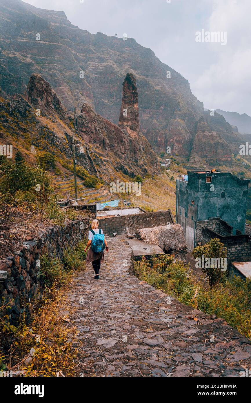 Donne turistiche camminando lungo il percorso di trekking in pietra per la valle di Xo-Xo. Isola di Santo Antao Capo Verde. Travel Lifestyle concetto avventura vacanze attive all'aperto. Foto Stock