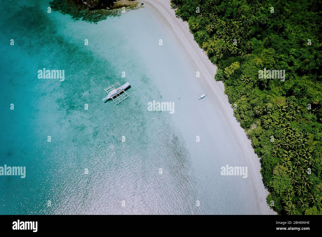 Antenna fuco vista della splendida paradise laguna e spiaggia di sabbia bianca. Imbarcazioni locali sulla superficie. Estate vacanze esotici concetto. Foto Stock