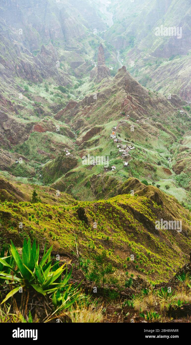 Cime di montagna della valle di Xo-Xo in luce del sole. Villaggio locale nella valle. Molte piante di agava crescono sui pendii ripidi della pietra. Isola Di Santa Antao, Capo Verde. Foto Stock