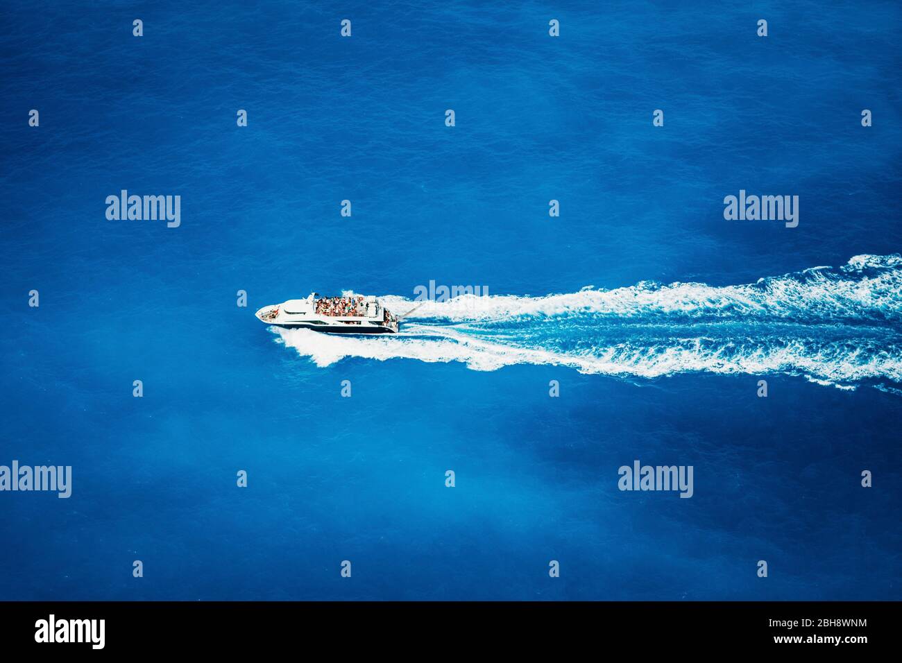 Vista dall'alto della barca turistica in barca a vela in mare a piena velocità. Foto Stock