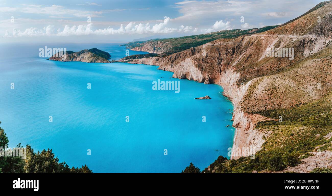 Scenario mozzafiato dell'isola di Kefalonia durante l'estate. Majestic natura pacifica del paesaggio e mare turchese del mare Mediterraneo. Foto Stock