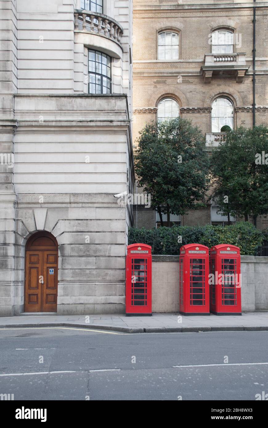 Caselle telefoniche rosse su Portland Place, Londra W1B Foto Stock