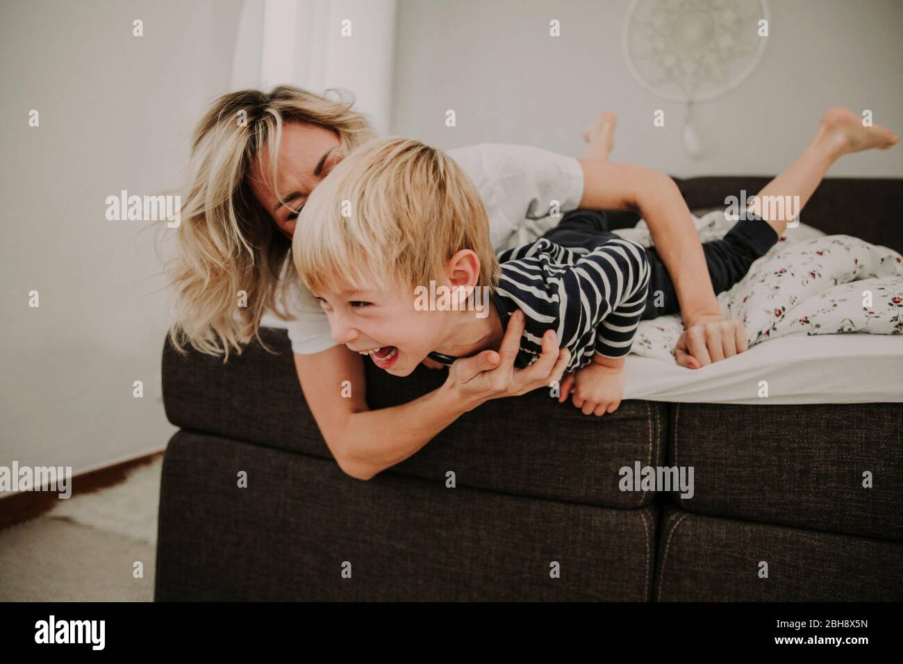Wermter und Sohn im Bett, Spaß, erumalbern Foto Stock