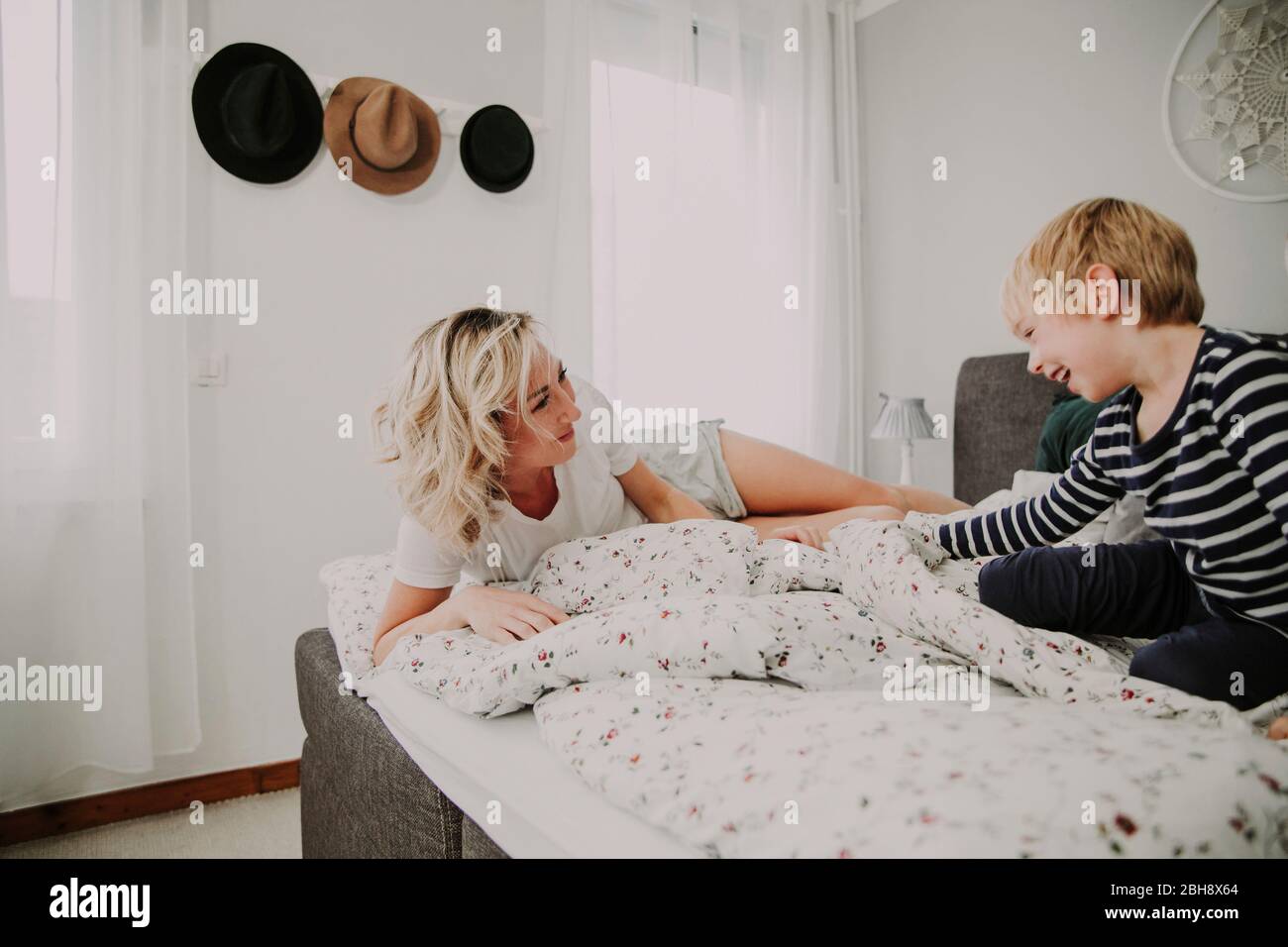 Wermter und Sohn im Bett, Spaß, erumalbern Foto Stock