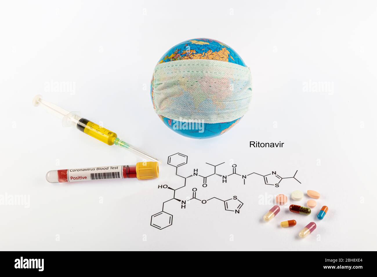 Ritonavir, molecola di C37H48N6O5S2. Si tratta di un inibitore della proteasi antiretrovirale, utilizzato nella terapia dell'infezione da HIV da virus dell'immunodeficienza umana e acquisito Foto Stock