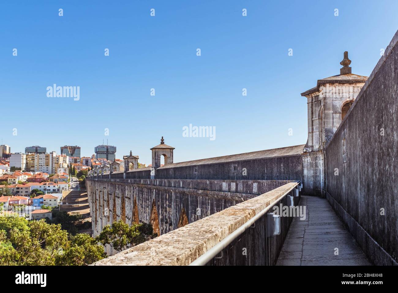 Vista del poin di rotazione dell'acquedotto di Águas Livres con paesaggio urbano sullo sfondo. Foto Stock