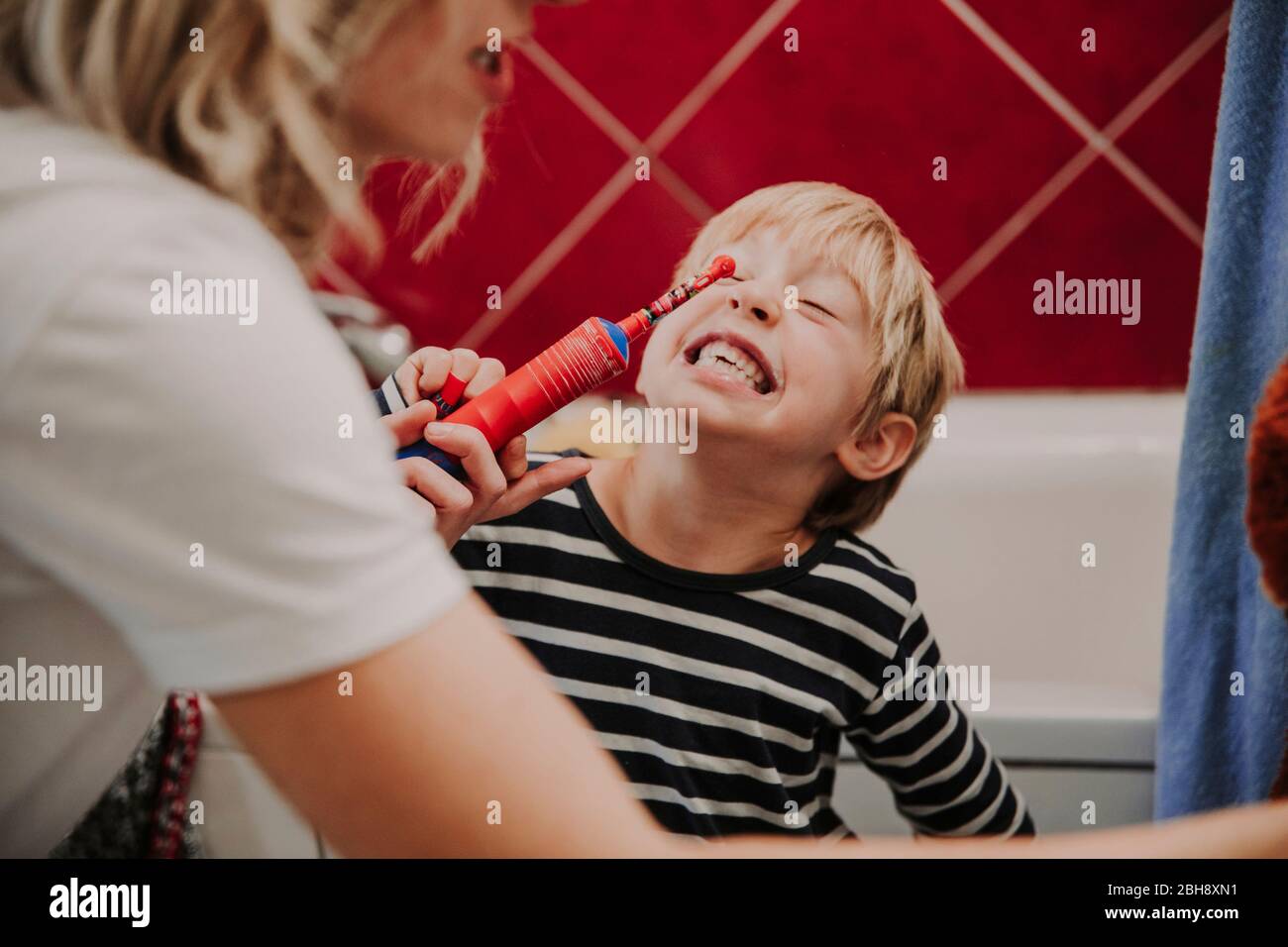 Mutter und Sohn beim Zähne putzen im Bad Foto Stock