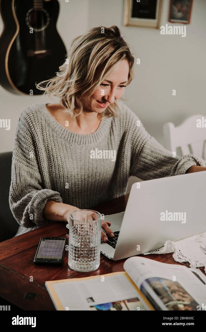 Frau mit laptop e smartphone Foto Stock