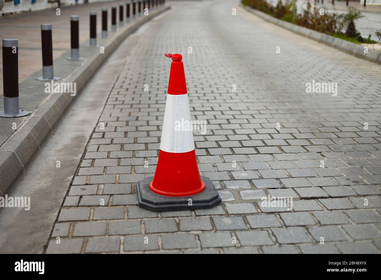 Coni di plastica sulla strada per limitare il trasporto stradale. Cono  stradale. Segnale o indicatore di direzione. Sicurezza stradale, spazio  copia, messa a fuoco selettiva Foto stock - Alamy