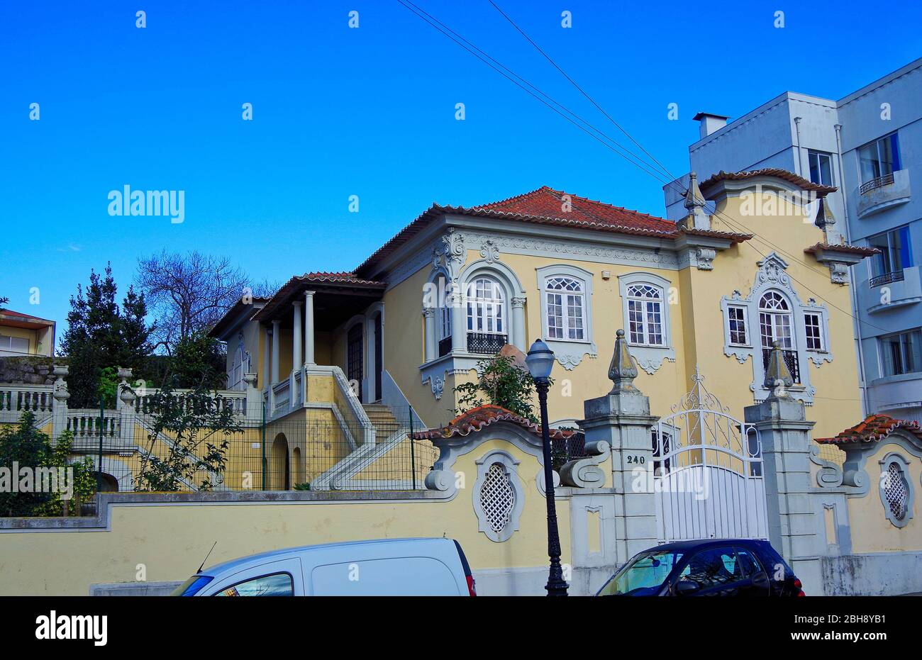 Un'affascinante casa a due piani costruita c1927 per la proprietà di classe media superiore esibendo in uno stile soprannominato tipico stile portoghese, a Porto, Portogallo Foto Stock