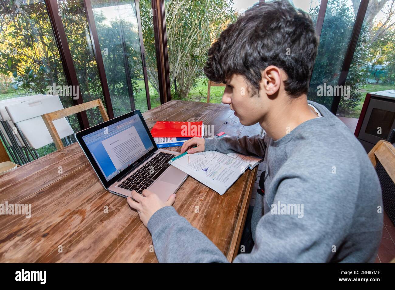 Ferrara, Italia. 18 marzo 2020. Uno studente studia e ha una lezione di scuola online via internet a causa dell'epidemia di coronavirus a Ferrara. Credi Foto Stock