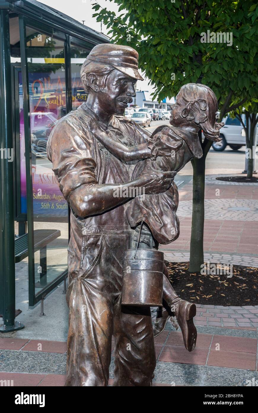 Statua di Larry Anderson 'Coming Home' del 1984 a South Tacoma, Washington. Mostra un operaio ferroviario saluto sua figlia. Foto Stock