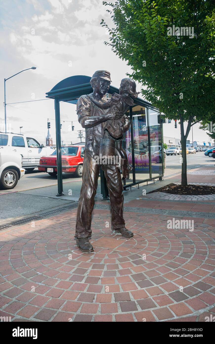 Statua di Larry Anderson 'Coming Home' del 1984 a South Tacoma, Washington. Mostra un operaio ferroviario saluto sua figlia. Foto Stock