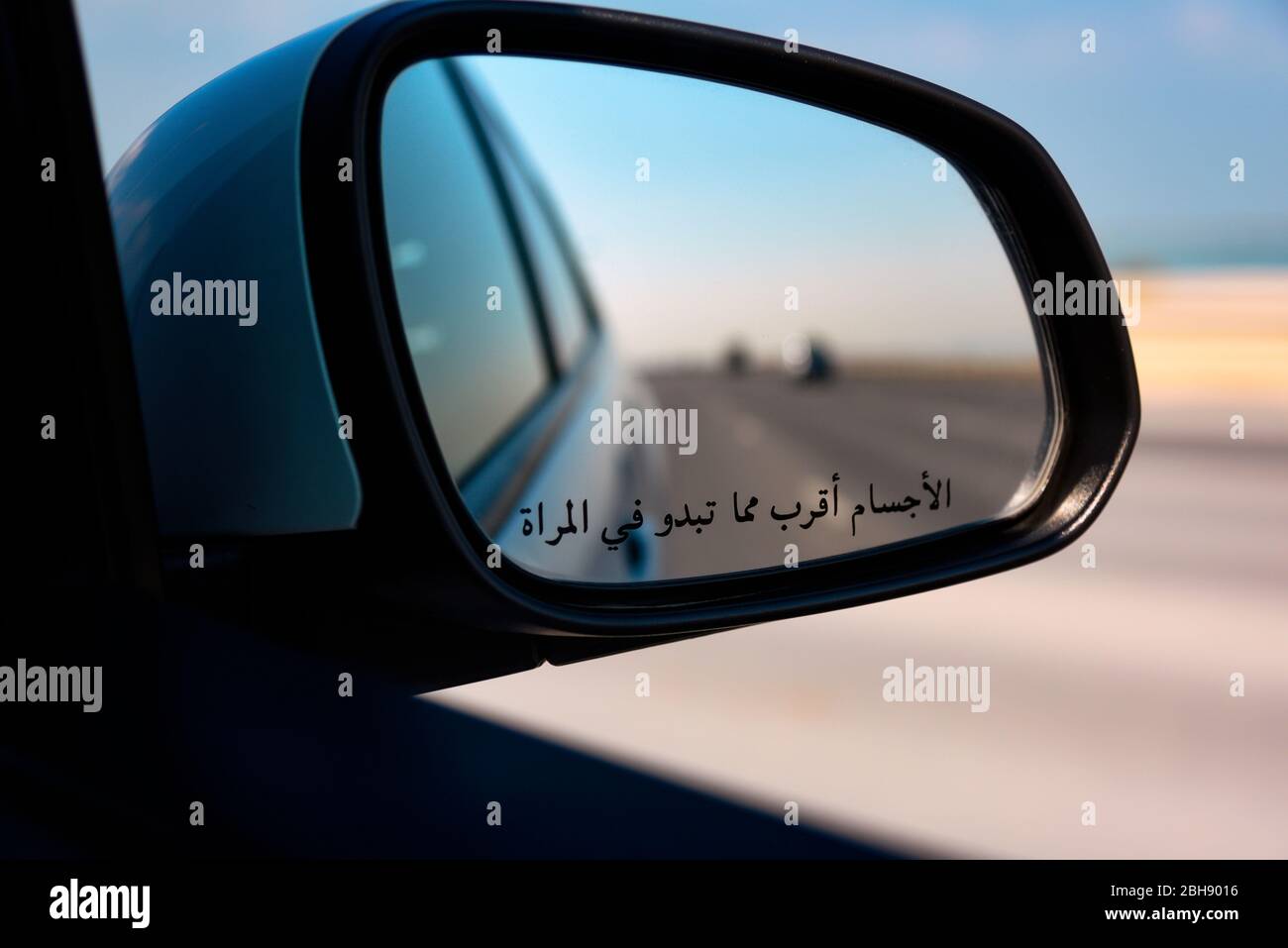 Blick in den Seitenspiegel eines arabischen Autos, unterwegs in den Vereinigten Arabischen Emiraten, primo piano Foto Stock