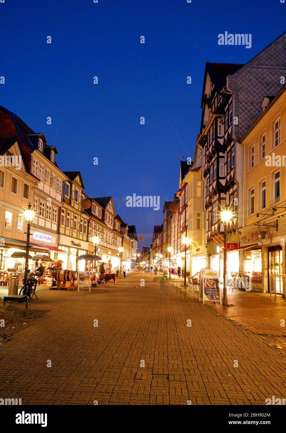 Deutschland, Niedersachsen, Wolfenbüttel, Altstadt, Lange Herzogstraße, Fußgängerzone, Fachwerkhäuser, abende, beleuchtet Foto Stock