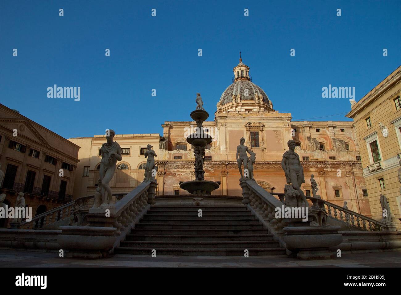 Palermo, centro storico, Piazza Pretoria, scalinata alla Fontana Pretoria, Fontana Pretoria, cupola della chiesa di Santa Caterina sullo sfondo Foto Stock