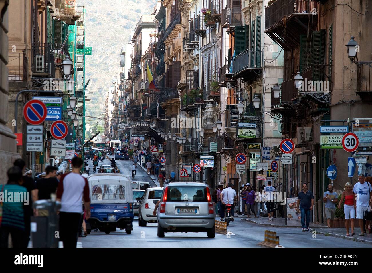 Palermo, Altstadt, Straße, Häuser mit Balkonen links und rechts der Straße Foto Stock