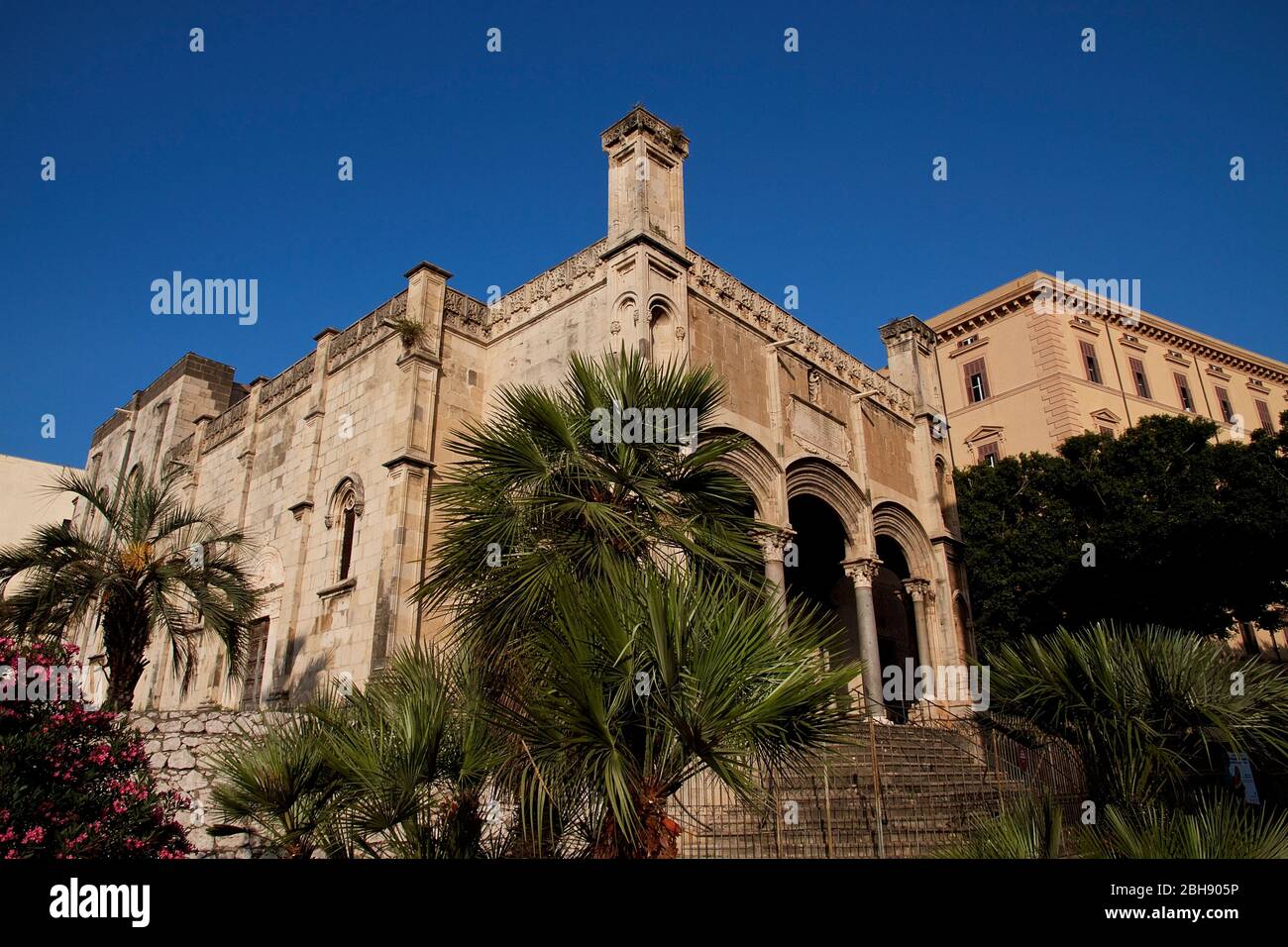 Palermo, centro storico, chiesa di Santa Maria della catena, XVI secolo, tardo gotico catalano, vista esterna del portico con tre portici Foto Stock