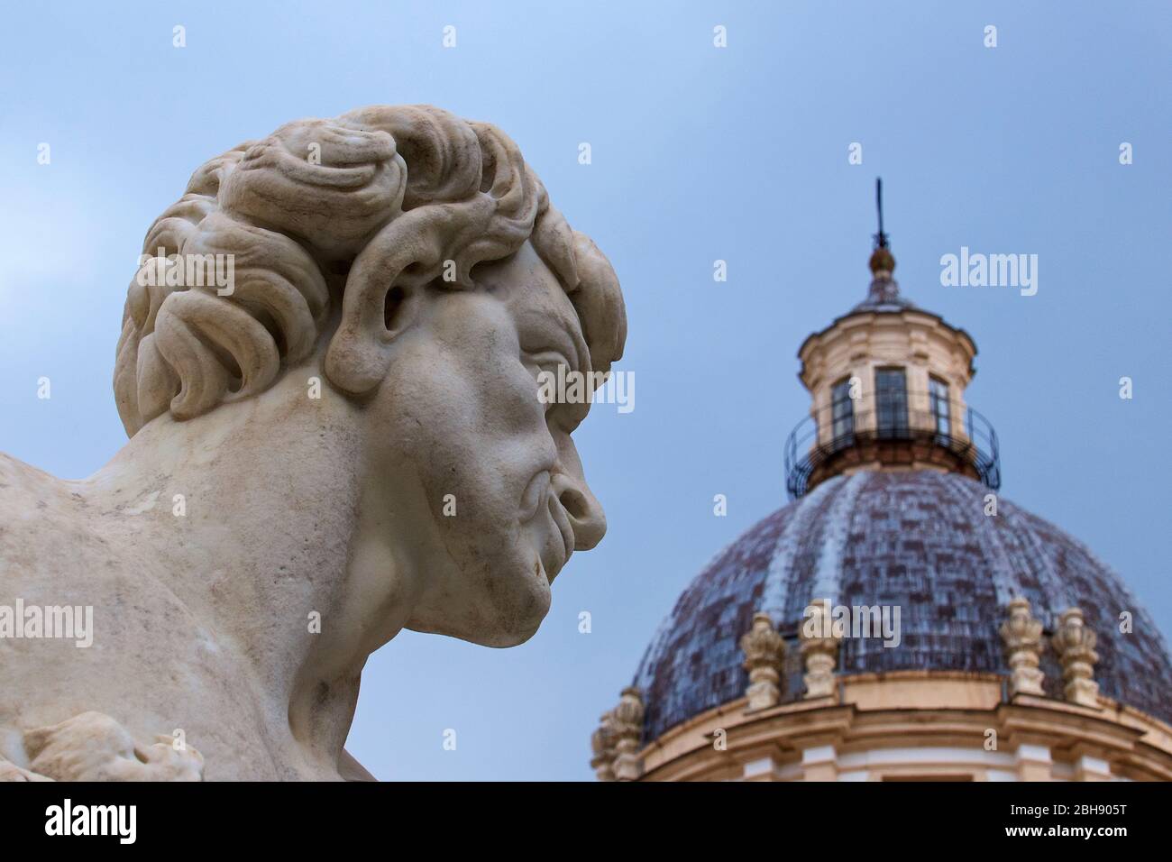 Palermo, centro storico, Piazza Pretoria, capo di un satiro, cupola della chiesa dominicana di Santa Caterina sullo sfondo Foto Stock