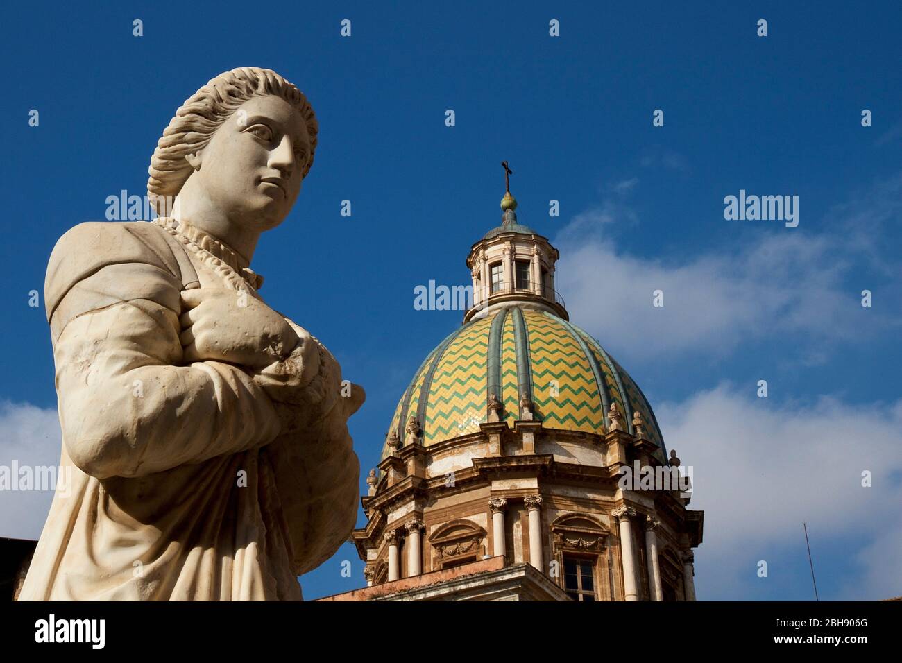 Palermo, centro storico, Piazza Pretoria, Fontana Pretoria, cupola della chiesa di San Giuseppe dei Teatini sullo sfondo, statua di una donna in primo piano Foto Stock