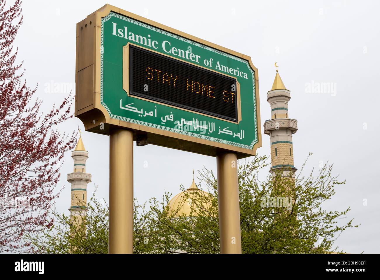 Dearborn, Michigan, Stati Uniti. 24 Aprile 2020. Il primo giorno del Ramadan, il tabellone dei messaggi fuori dal Centro Islamico d'America esorta 'Casa di soggiorno, rimanere al sicuro.' La moschea è chiusa a causa della pandemia di coronavirus. Credit: Jim West/Alamy Live News Foto Stock