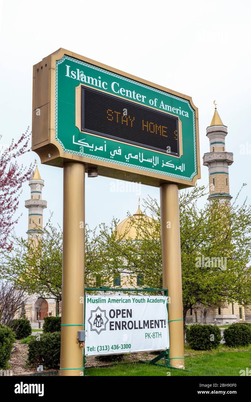 Dearborn, Michigan, Stati Uniti. 24 Aprile 2020. Il primo giorno del Ramadan, il tabellone dei messaggi fuori dal Centro Islamico d'America esorta 'Casa di soggiorno, rimanere al sicuro.' La moschea è chiusa a causa della pandemia di coronavirus. Credit: Jim West/Alamy Live News Foto Stock