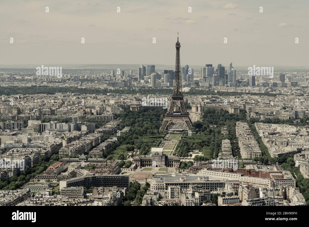 La Tour Montparnasse - Parigi dall'alto con la Torre Eiffel Foto Stock